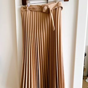 Zara (brand new✨) beautiful pink pleated skirt